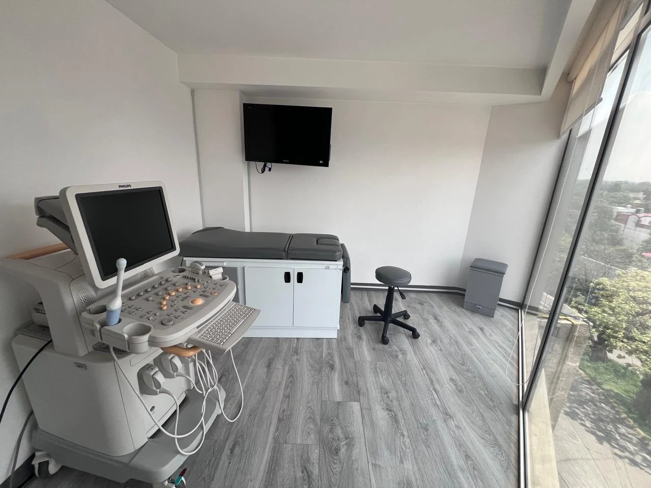 Equipo de ultrasonido en consultorio
